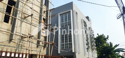 Dijual Kost Di Depok 10 Kamar Kosan Mewah Furnish 3 Lantai di Kukusan Beji Dekat Kampus UI — foto 2