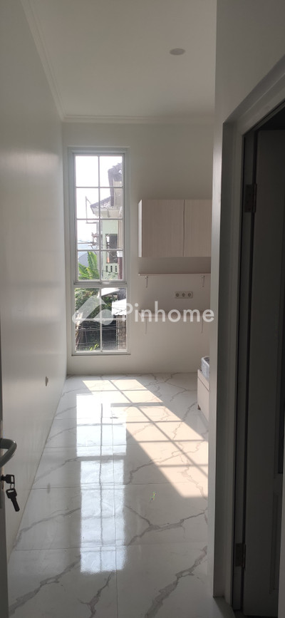 Dijual Kost Di Depok 10 Kamar Kosan Mewah Furnish 3 Lantai di Kukusan Beji Dekat Kampus UI — foto 3